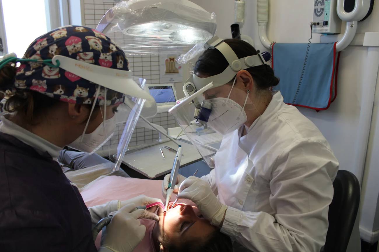 Una seduta di cura con ingrandimento ottico