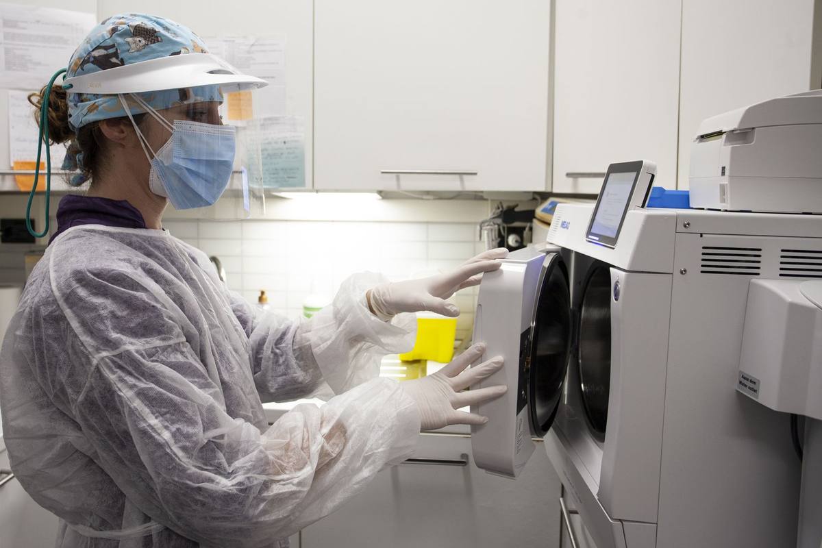 La sala di sterilizzazione, con l'autoclave