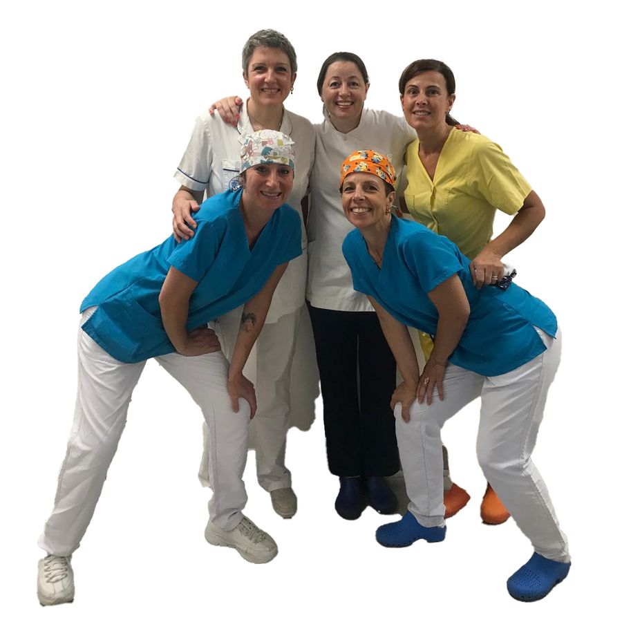 Il team dello studio in posa, in divisa azzurra